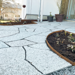 rabattkant i corten buske